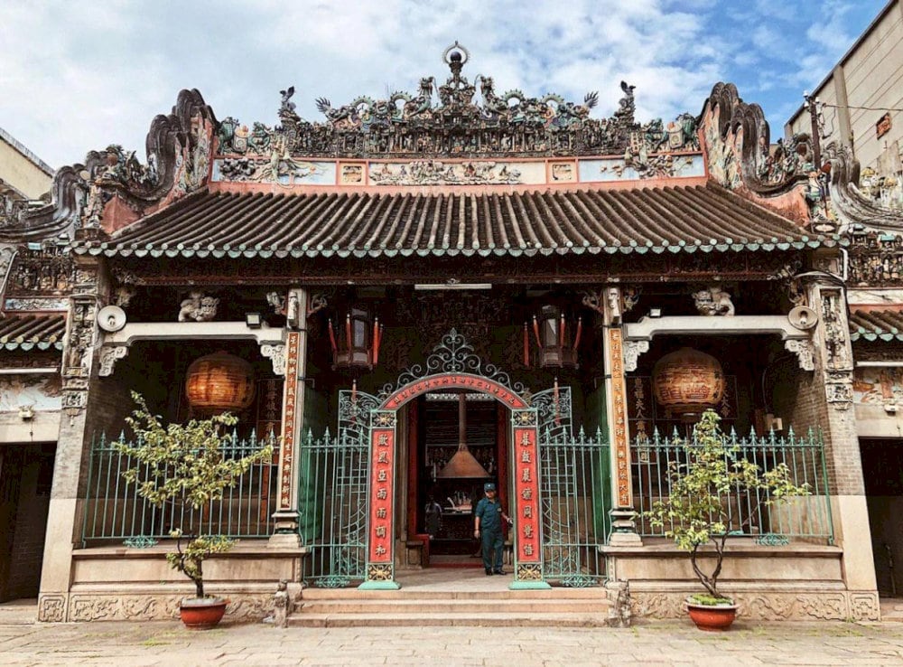 The elegant three-arch gate crowned with curved roofs is a hallmark of classical Chinese architecture